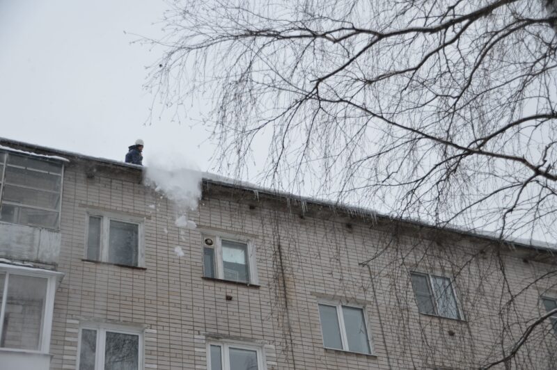 В Твери крыши очищают от снега, сосулек и наледи В Твери крыши очищают от снега, сосулек и наледи