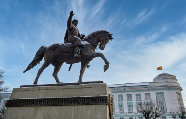День города Твери начался с возложения цветов к памятнику Михаила Тверского