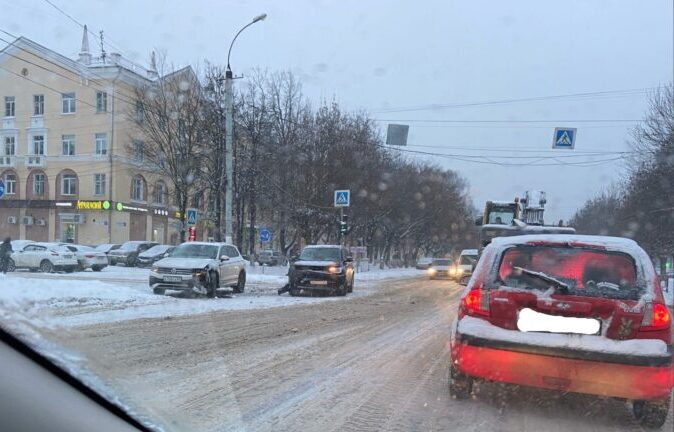 На оживлённой площади в Твери произошла авария На оживлённой площади в Твери произошла авария