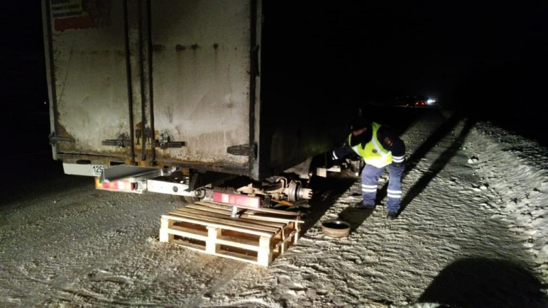 Полицейские Тверской области выручили водителя сломавшегося грузовика