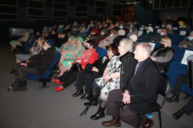 В городе Нелидово артисты подарили инвалидам "Мир, полный доброты"