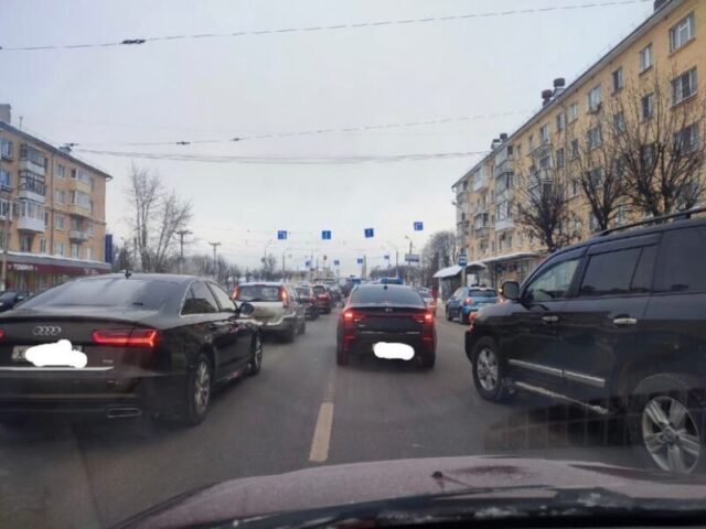 В Твери продолжаются предновогодние пробки
