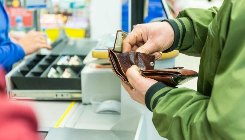 В Твери мужчина украл забытый хозяином кошелек В Твери мужчина украл забытый хозяином кошелек