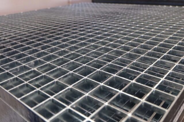 Двое жителей Твери сдали похищенные подъездные решётки в пункт приёма металла