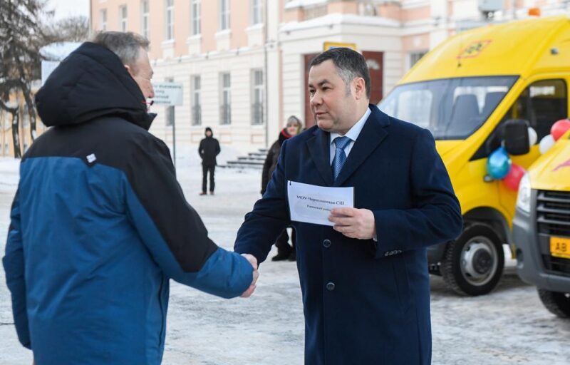 Игорь Руденя передал школам Тверской области новые автобусы, а пожарным частям - спецтехнику