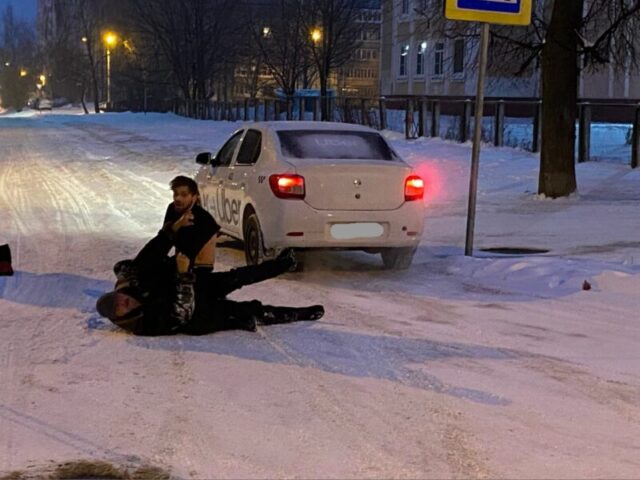 В Твери неадекватный мужчина избил водителя такси
