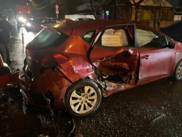 В Твери на перекрестке произошло тройное ДТП, есть пострадавший