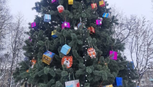 В городе Бологое дети сделали игрушки своими руками для главной Новогодней Ёлки
