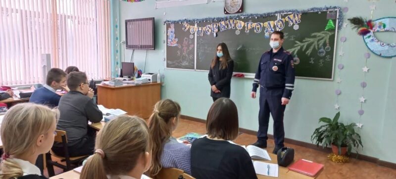 В городе Нелидово сотрудники ГИБДД провели беседы со школьниками