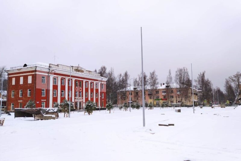 На главной площади в Нелидово установили опоры для устройства уличного освещения На главной площади в Нелидово установили опоры для устройства уличного освещения