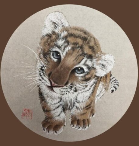 GoMasterClass приглашает желающих приютить дома маленького пушистого тигренка - символ наступающего 2022 года. Тигр - символ неуемной жизненной силы и энтузиазма. Он не боится трудностей и полон идей - все эти качества талисман года передает человеку. Год тигра идеально подходит для новых проектов, переездов и перемен в личной жизни. Желающие получить усатого покровителя смогут нарисовать его на рисовой бумаге с помощью туши и минеральных красок. Рисунок будет выполнен в стиле «гунби» с элементами стиля «се-и»... А что это такое - расскажет мастер Елена Коцюбинская. Уметь рисовать не обязательно - получится даже у новичка. Мастер-класс состоится 4 января 2022 года, в 14:00 (+). Все материалы предоставит студия.