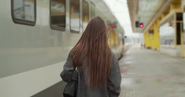 В Твери 18-летняя девушка чуть не попала под поезд В Твери 18-летняя девушка чуть не попала под поезд