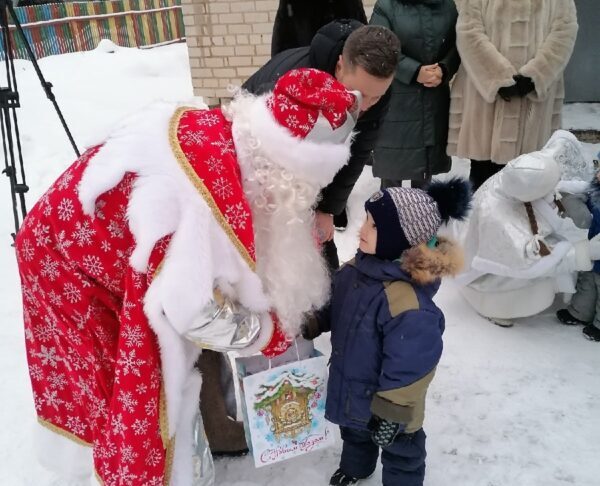 Дед Мороз и его друзья поздравили ребят из приюта под Ржевом