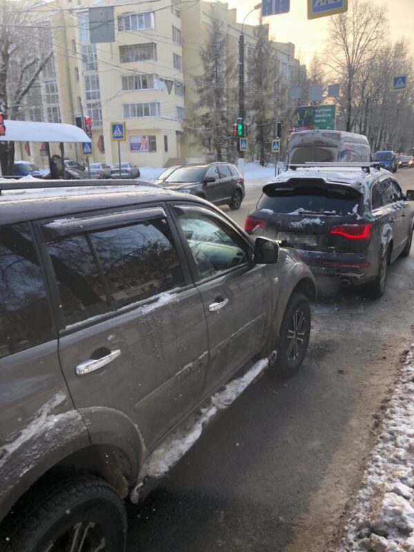 В Твери на улице Софьи Перовской столкнулись две иномарки, есть пострадавший В Твери на улице Софьи Перовском столкнулись две иномарки, есть пострадавший