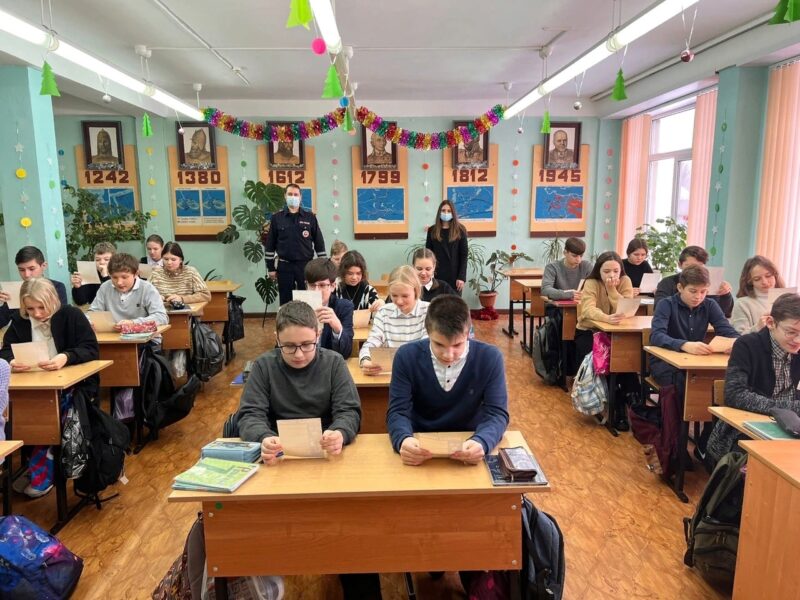 В городе Нелидово сотрудники ГИБДД провели беседу со школьниками