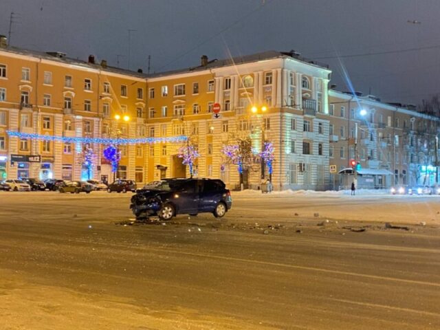 Ночью на перекрестке в Твери произошло серьезное ДТП