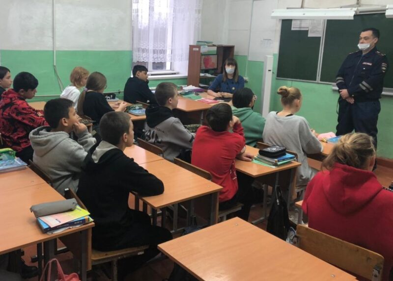 Сотрудники ГИБДД встретились с торопецкими школьниками Сотрудники ГИБДД встретились с торопецкими школьниками
