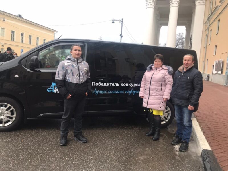 Семья из Калязинского района получила ключи от микроавтобуса Семья из Калязинского района получила ключи от микроавтобуса
