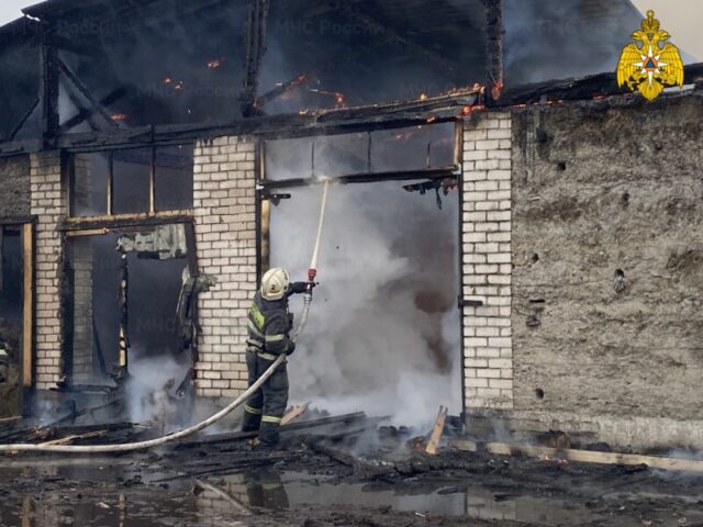 В Заволжском районе Твери загорелся склад