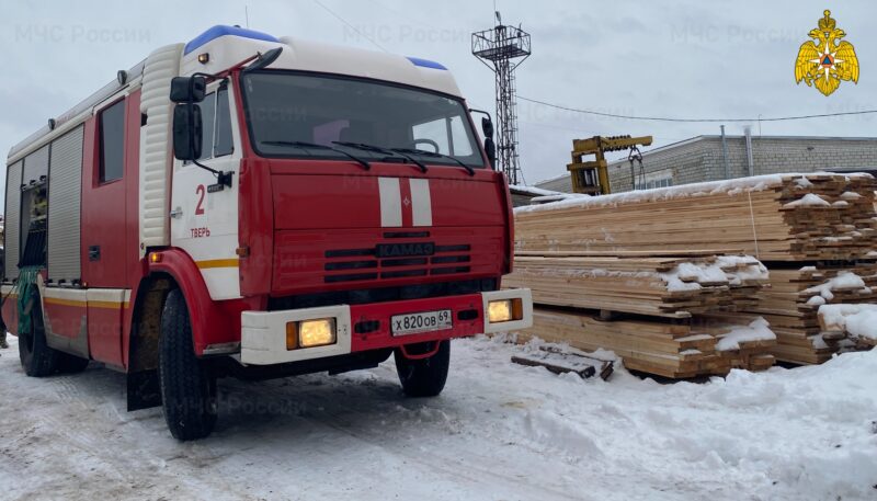 В Заволжском районе Твери загорелся склад