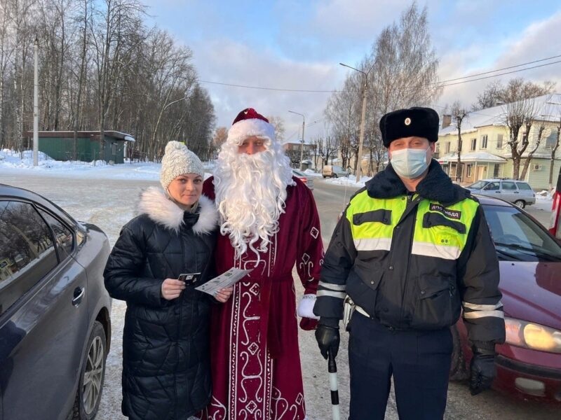 В городе Нелидово прошла акция «Полицейский Дед Мороз»