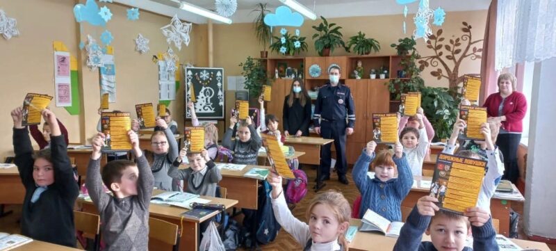 В городе Нелидово сотрудники ГИБДД провели беседы со школьниками