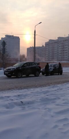 Две столкнувшиеся машины собирают пробку в Твери