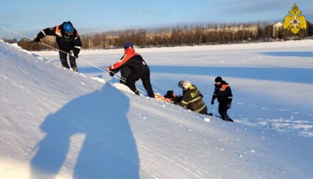 В Твери спасли женщину, провалившуюся под лед