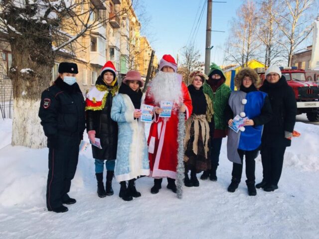 В Бологое сотрудники ГИБДД и школьники провели беседу с пешеходами