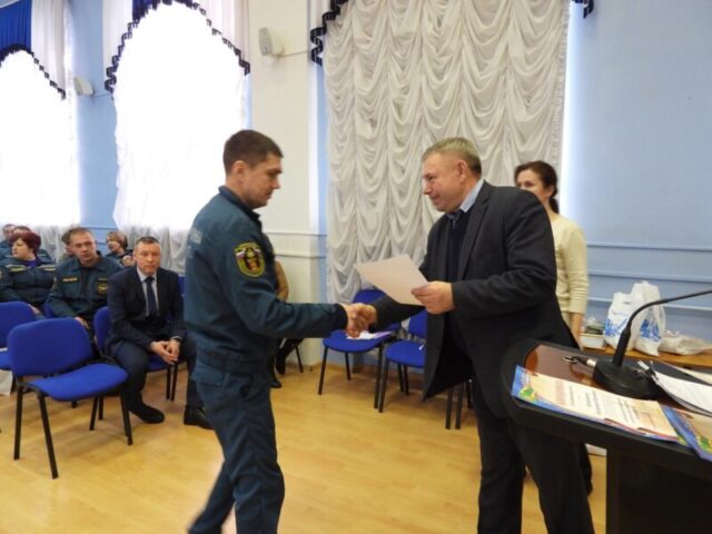 В Тверской области спасателей поздравили с профессиональным праздником