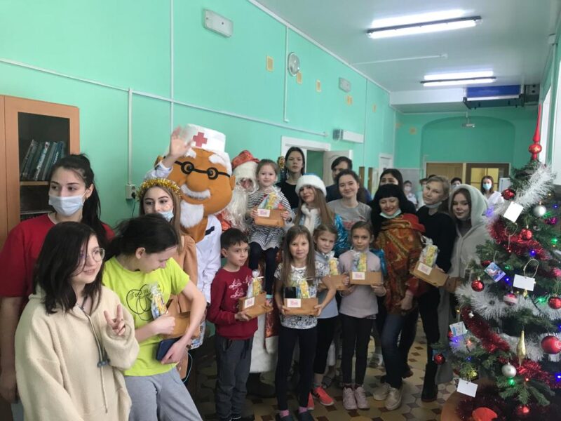 Пациентов детских больниц Твери волонтеры-медики поздравили с наступающим Новым годом