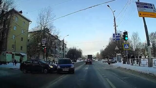 В Твери на перекрестке один автомобиль "боднул" другой в бок