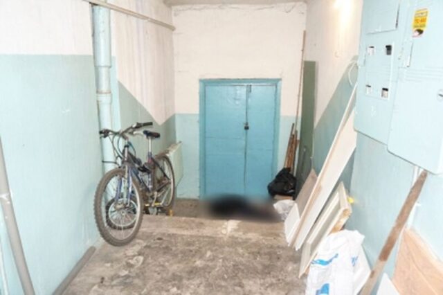 Труп мужчины обнаружили в подъезде дома в Твери