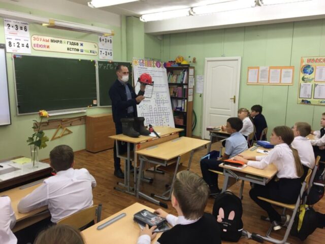 В 2021 году специалисты тверского филиала «Россети Центр» провели уроки по электробезопасности и энергосбережению для 4,5 тысяч детей и подростков