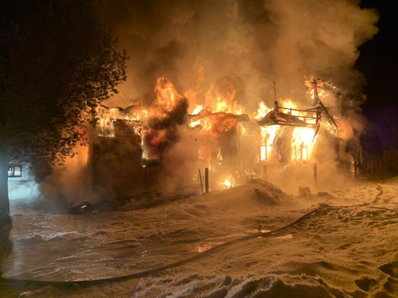 В Тверской области из-за оставленного электроприбора сгорел дом