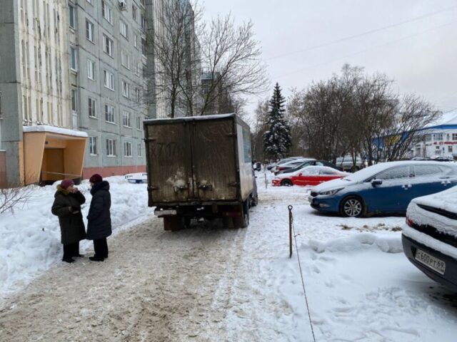 В Твери во дворе дома Газель наехала на пожилую женщину В Твери во дворе дома Газель наехала на пожилую женщину