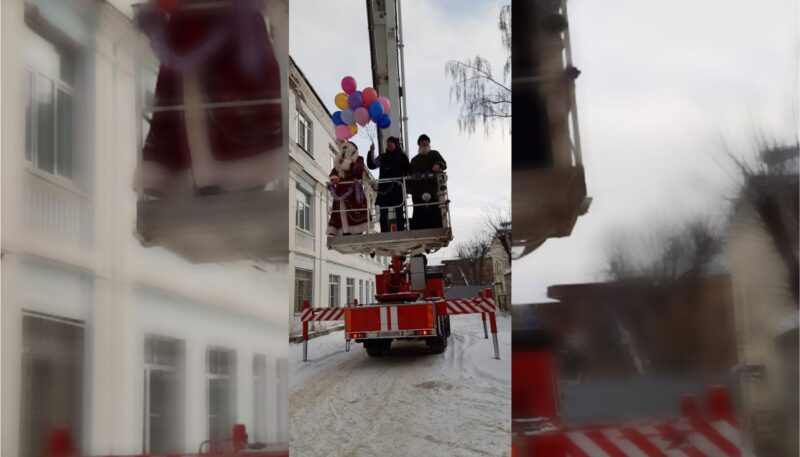Дед Мороз поднялся на пожарной вышке для поздравления детям, находящимся в ковидном госпитале