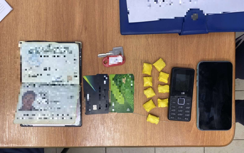 В Твери полицейские задержали иностранцев с крупной партией наркотиков В Твери полицейские задержали иностранцев с крупной партией наркотиков