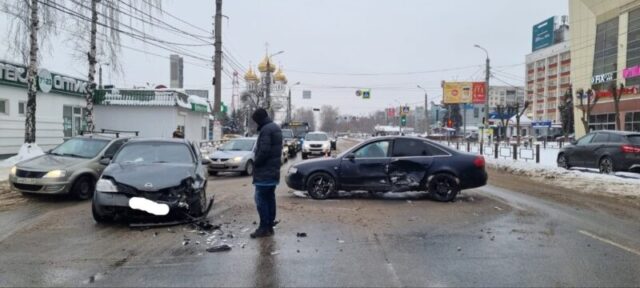 В Твери в аварии у железнодорожного вокзала пострадала женщина-водитель