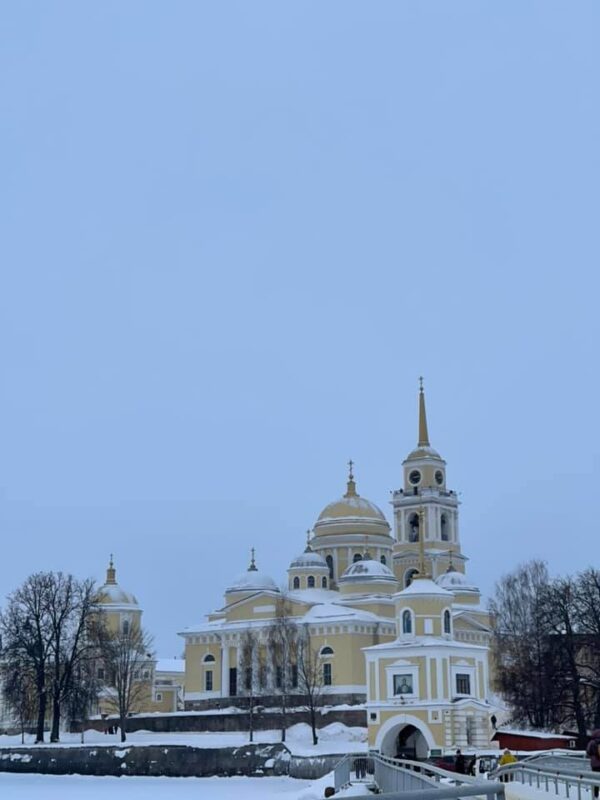 Мария Захарова посетила Нило-Столобенскую пустынь в Тверской области