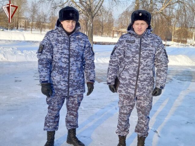 В Твери сотрудники Росгвардии помогли мужчине, который замерзал у сломанной машины