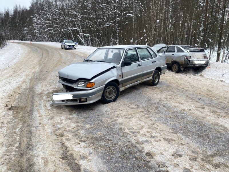 Два отечественных автомобиля столкнулись на дороге в Тверской области