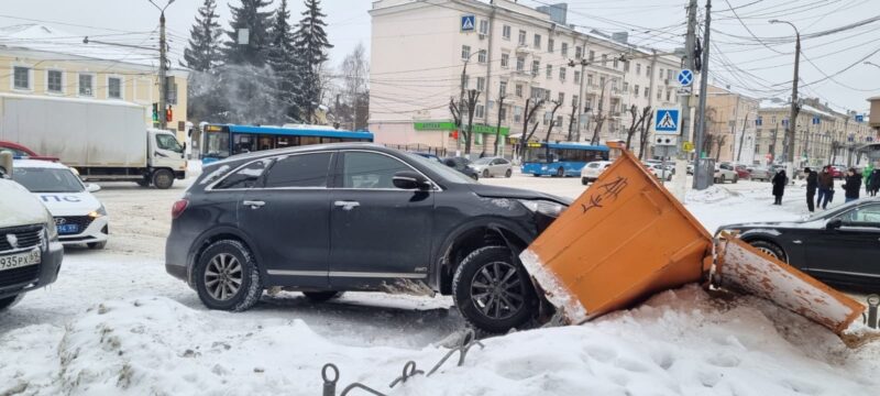 В Твери водитель иномарки сбил пешехода и врезался в бак с песком В Твери водитель иномарки сбил пешехода и врезался в бак с песком