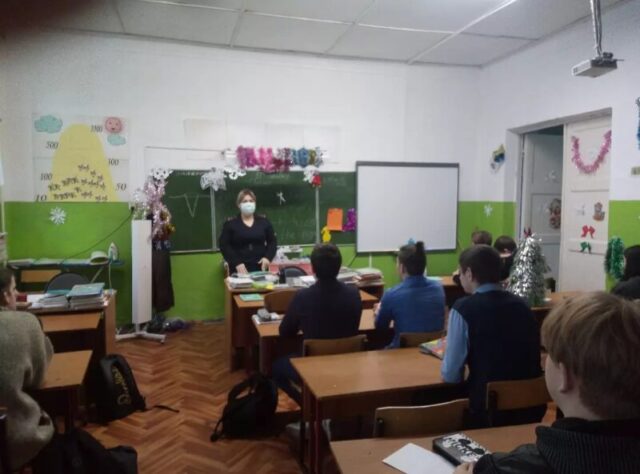 В Тверской области сотрудники ГИБДД продолжают проводить беседы со школьниками