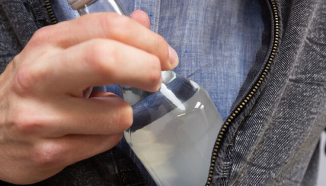 В Тверской области мужчина несколько дней крал водку из магазина