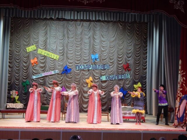 Народный театр показал в Торопце «Бабу Шанель»