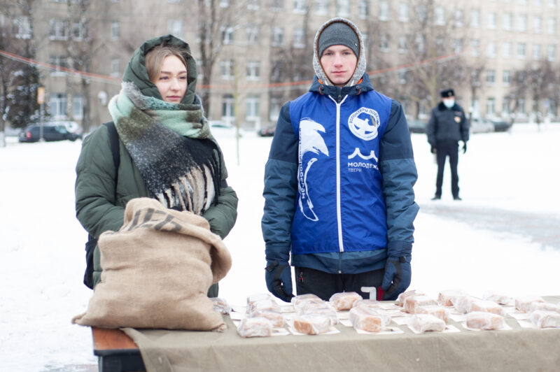 В Твери прохожим раздавали «блокадный паек»