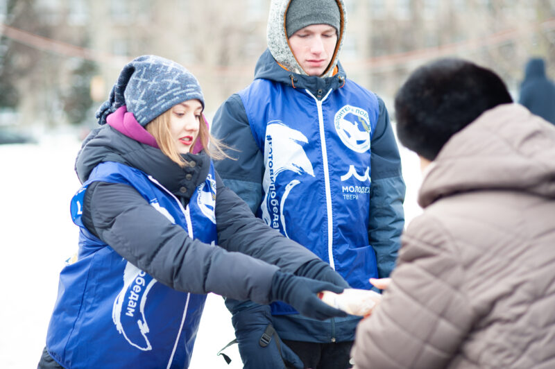 В Твери прохожим раздавали «блокадный паек»