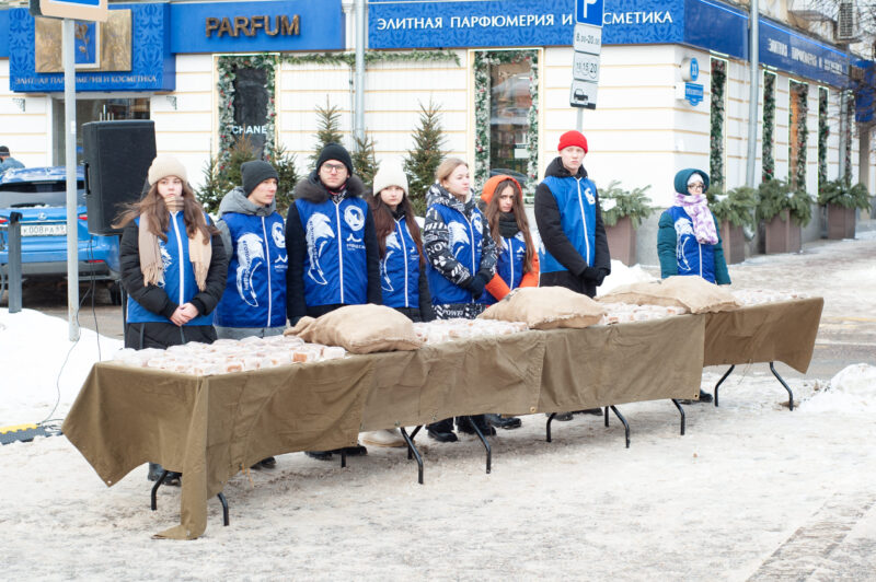 В Твери прохожим раздавали «блокадный паек»