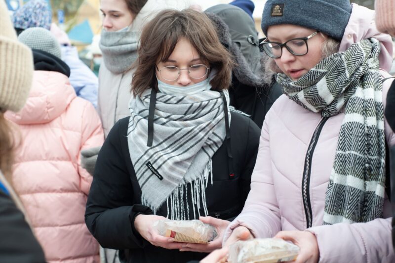 В Твери прохожим раздавали «блокадный паек»